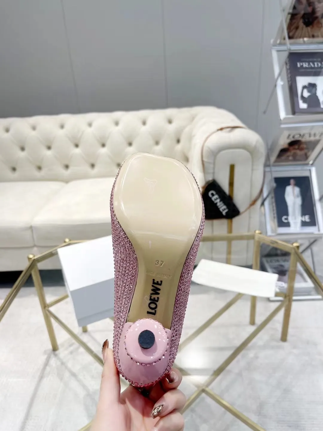 💕💕Factory direct selling price p660💕💕 LOEWE‼ ️ New arrival‼ ️Imported genuine leather sole Loewe 2024/aw early spring latest T stage colored diamond series catwalk style 😘😘😘 Upper: imported silk cloth lining: imported water-dyed sheepskin outsole: original molded injection molded leather outsole Heel: original molded 1:1 Heel height: 9.5cm Size: 35-39 (40/41/42/43 custom-made, non-refundable)